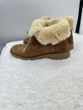 Ugg women's Quincy brown shearling‎ lined boots size 9.5 Winter tie Fold Over